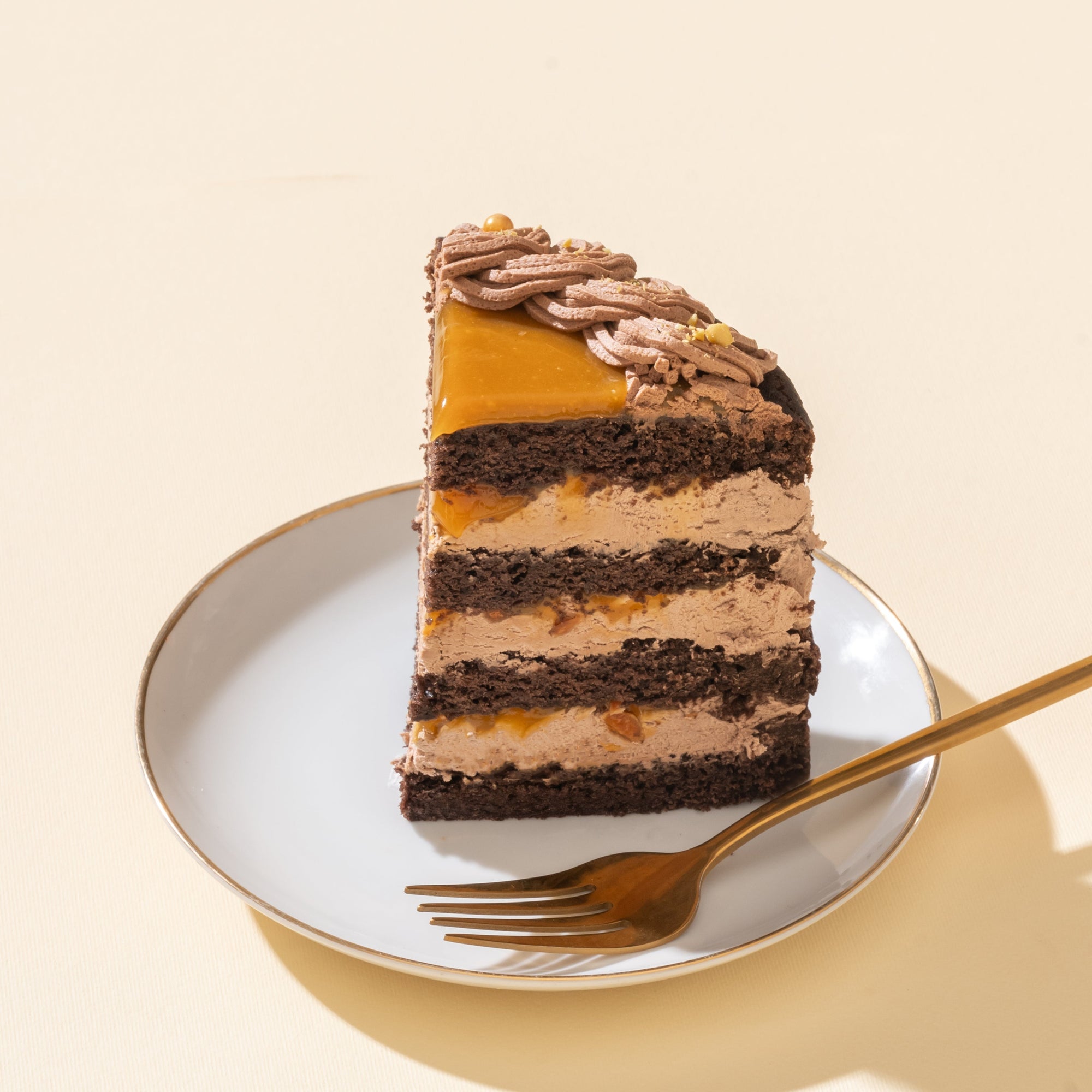 Caramel Vegan Naked Cake with fluffy chocolate sponge layers, vegan caramel frosting, and a rich caramel drizzle, beautifully presented as a dairy-free indulgent treat.