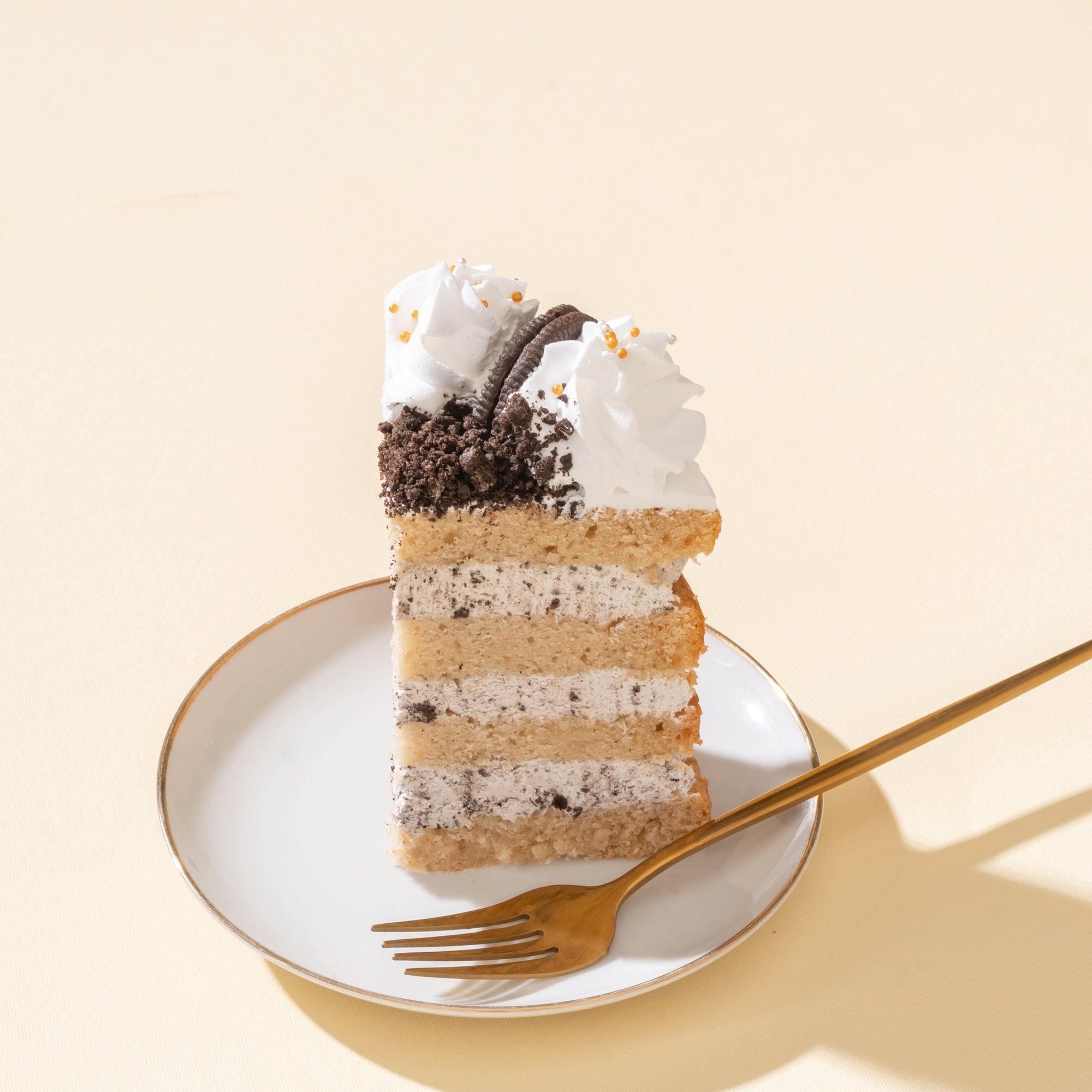 Oreo Vegan Naked Cake with soft vanilla sponge layers, creamy vegan Oreo frosting, and crushed Oreo topping, a dairy-free dessert perfect for Oreo lovers.