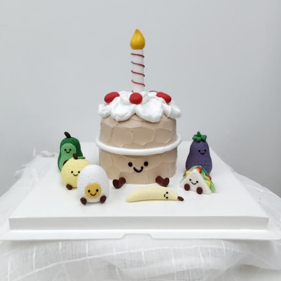 Jellycat Amuseable Cake 4 Inch (with 6 fondant figures)